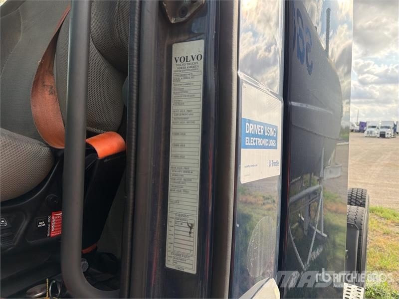 Volvo VNM64T200 6x4 T/A Day Cab Truck Tractor Trekkers
