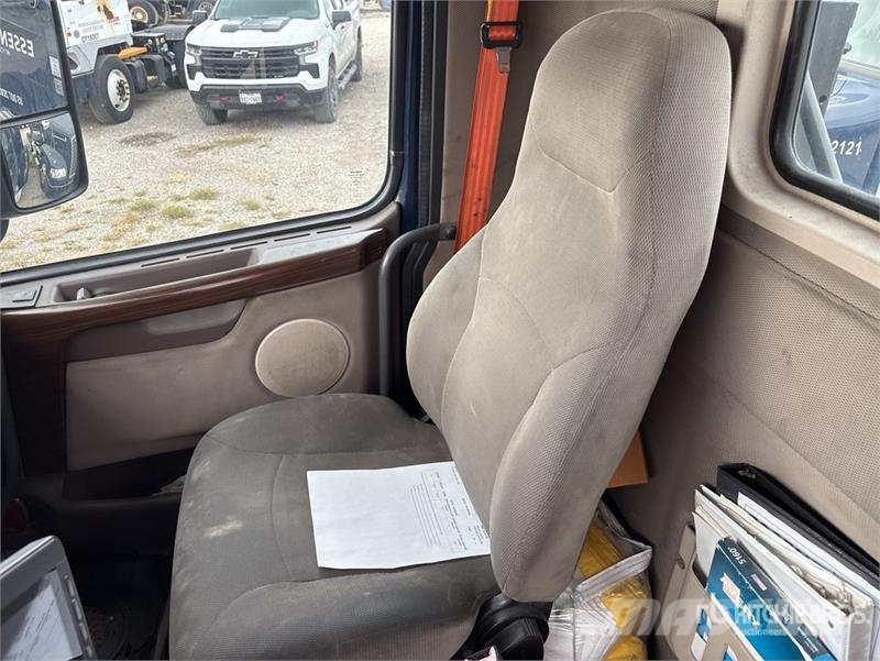 Volvo VNM64T200 6x4 T/A Day Cab Truck Tractor Trekkers