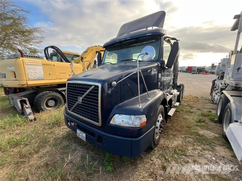 Volvo VNM64T200 6x4 T/A Day Cab Truck Tractor Trekkers