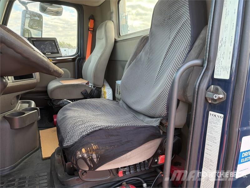 Volvo VNM64T200 6x4 T/A Day Cab Truck Tractor Trekkers