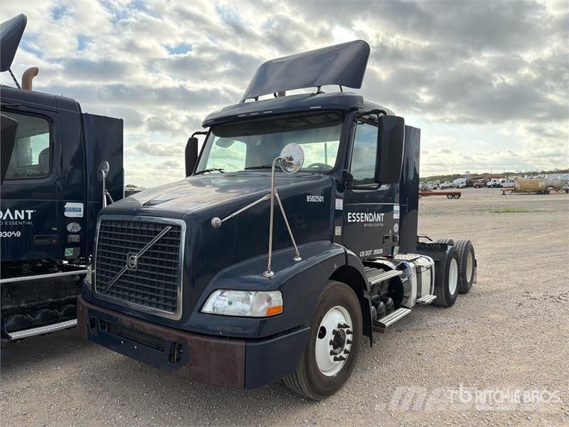 Volvo VNM64T200 6x4 T/A Day Cab Truck Tractor Trekkers