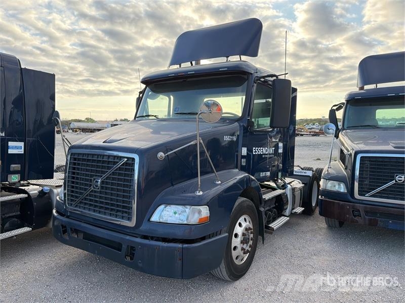 Volvo VNM64T200 6x4 T/A Day Cab Truck Tractor Trekkers