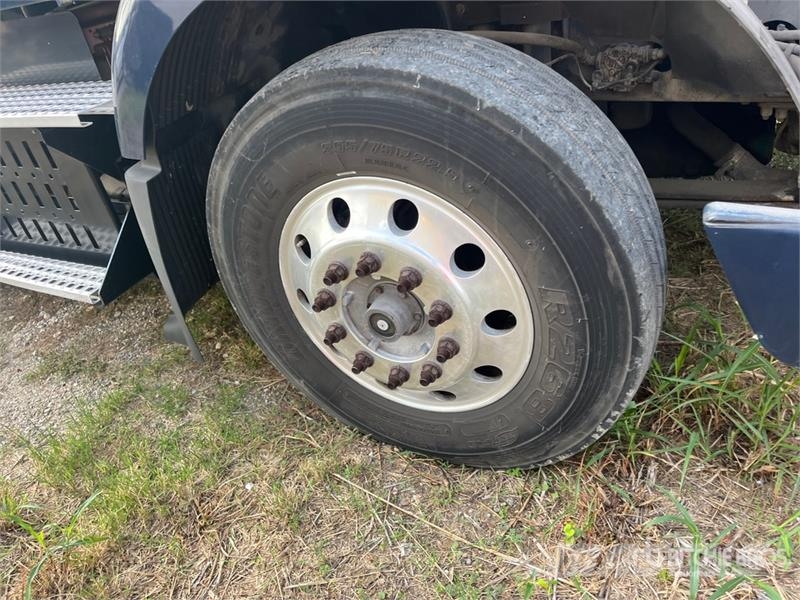 Volvo VNM64T200 6x4 T/A Day Cab Truck Tractor Trekkers