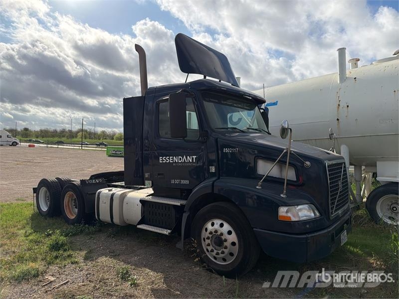 Volvo VNM64T200 6x4 T/A Day Cab Truck Tractor Trekkers