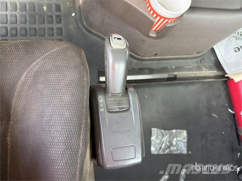 Volvo VNM64T200 6x4 T/A Day Cab Truck Tractor Trekkers