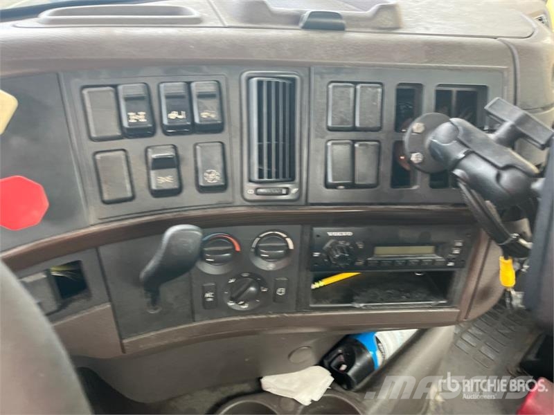 Volvo VNM64T200 6x4 T/A Day Cab Truck Tractor Trekkers