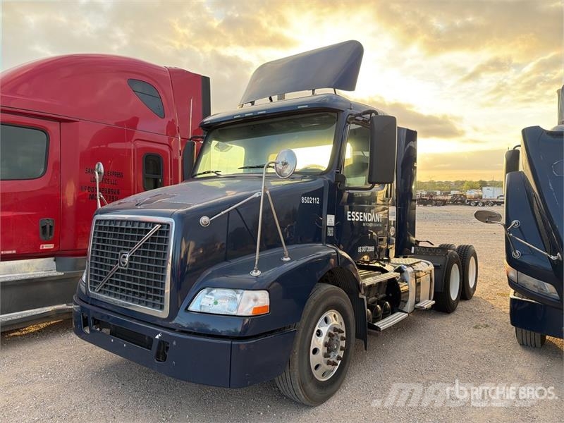 Volvo VNM64T200 6x4 T/A Day Cab Truck Tractor Trekkers