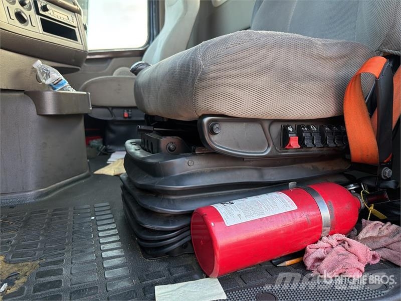 Volvo VNM64T200 6x4 T/A Day Cab Truck Tractor Trekkers