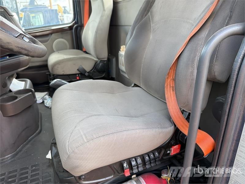 Volvo VNM64T200 6x4 T/A Day Cab Truck Tractor Trekkers