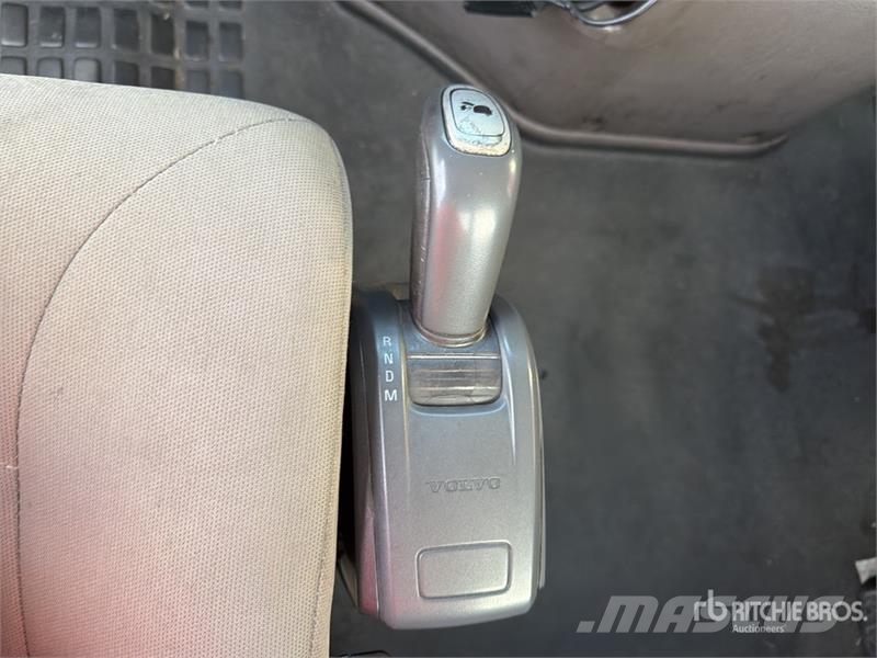 Volvo VNM64T200 6x4 T/A Day Cab Truck Tractor Trekkers