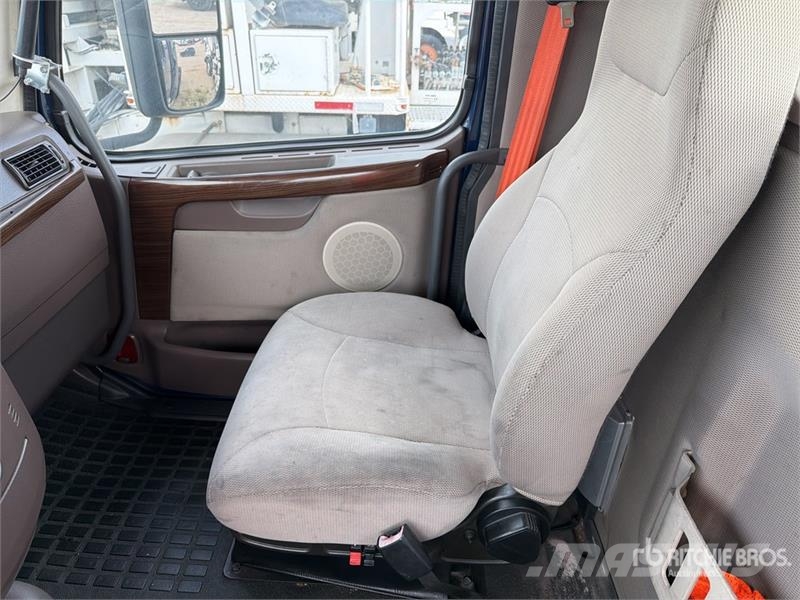 Volvo VNM64T200 6x4 T/A Day Cab Truck Tractor Trekkers