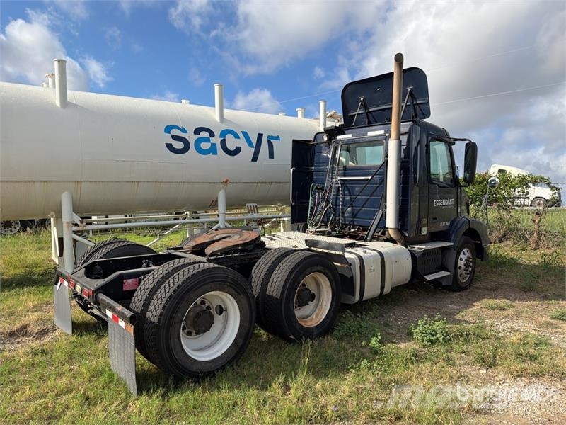 Volvo VNM64T200 6x4 T/A Day Cab Truck Tractor Trekkers