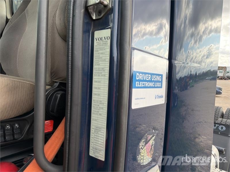 Volvo VNM64T200 6x4 T/A Day Cab Truck Tractor Trekkers
