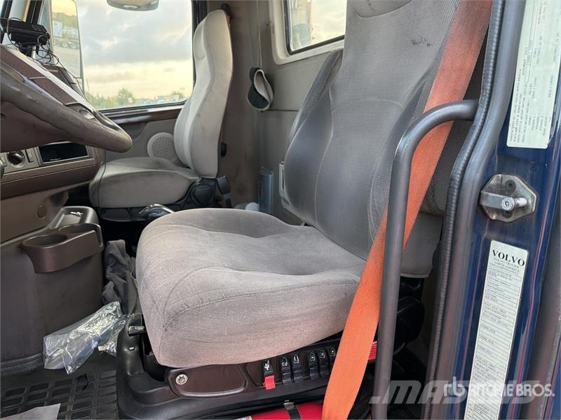 Volvo VNM64T200 6x4 T/A Day Cab Truck Tractor Trekkers