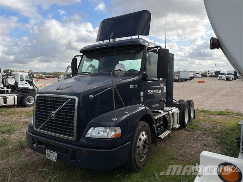 Volvo VNM64T200 6x4 T/A Day Cab Truck Tractor Trekkers