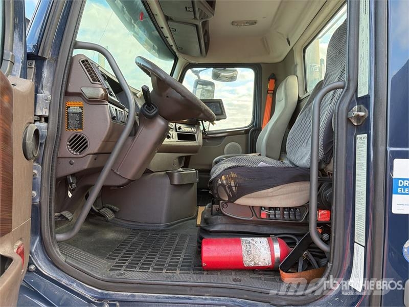 Volvo VNM64T200 6x4 T/A Day Cab Truck Tractor Trekkers