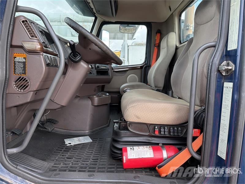 Volvo VNM64T200 6x4 T/A Day Cab Truck Tractor Trekkers