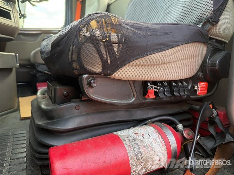 Volvo VNM64T200 6x4 T/A Day Cab Truck Tractor Trekkers