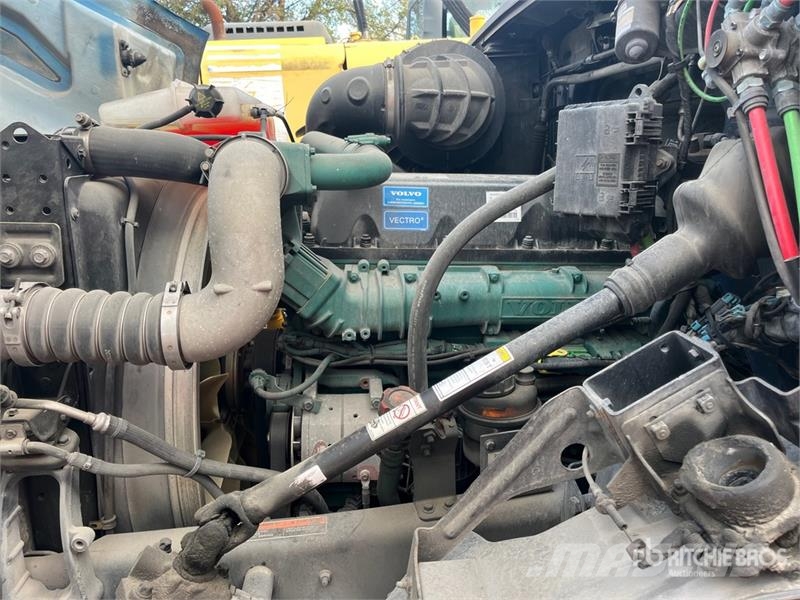 Volvo VNM64T200 6x4 T/A Day Cab Truck Tractor Trekkers