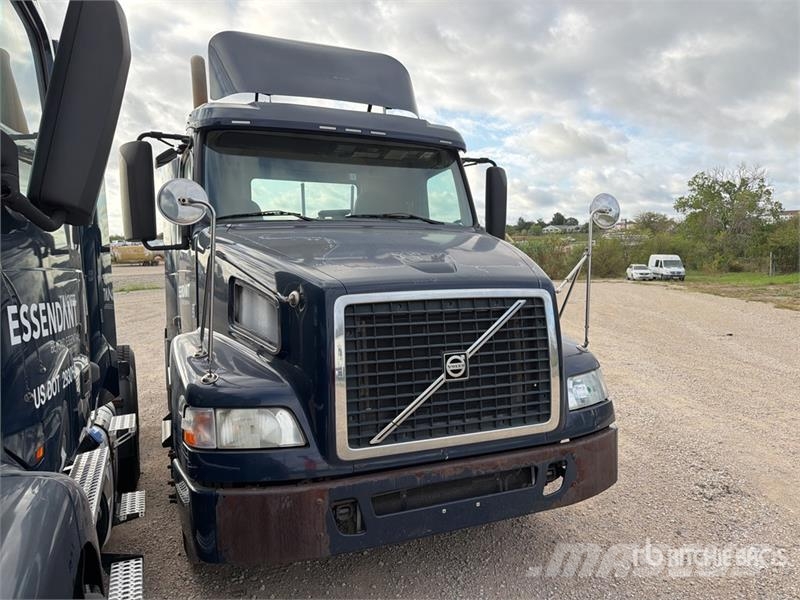 Volvo VNM64T200 6x4 T/A Day Cab Truck Tractor Trekkers