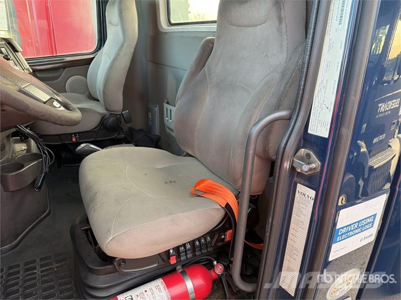 Volvo VNM64T200 6x4 T/A Day Cab Truck Tractor Trekkers