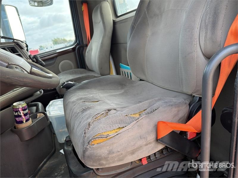 Volvo VNM64T200 6x4 T/A Day Cab Truck Tractor Trekkers