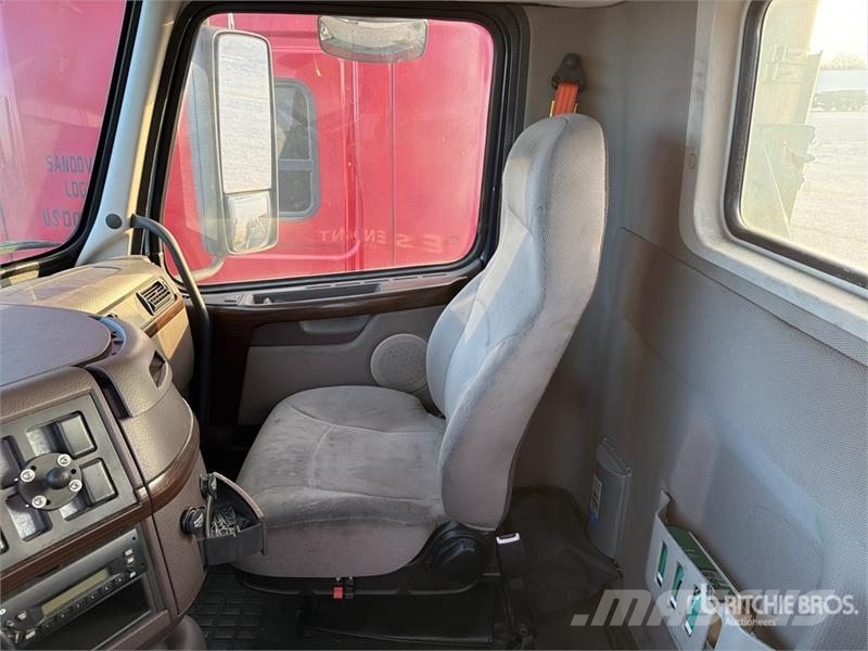 Volvo VNM64T200 6x4 T/A Day Cab Truck Tractor Trekkers