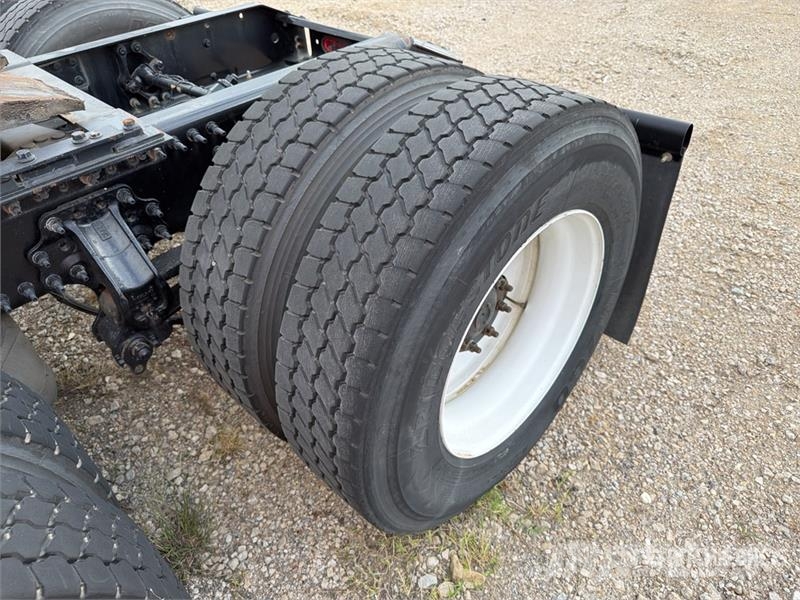 Volvo VNM64T200 6x4 T/A Day Cab Truck Tractor Trekkers