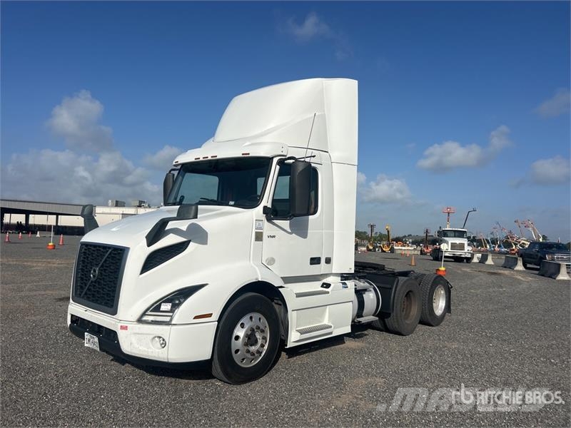 Volvo VNR 6x4 T/A Day Cab Truck Tractor Sattelzugmaschinen