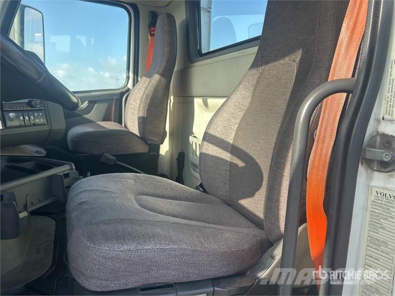 Volvo VNR 6x4 T/A Day Cab Truck Tractor Sattelzugmaschinen
