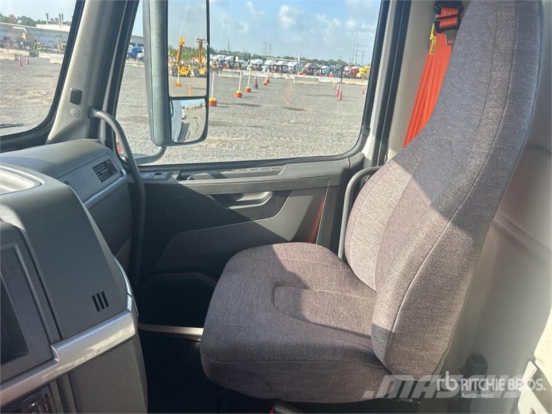 Volvo VNR 6x4 T/A Day Cab Truck Tractor Sattelzugmaschinen