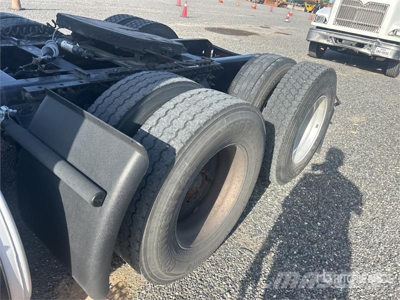 Volvo VNR 6x4 T/A Day Cab Truck Tractor Sattelzugmaschinen