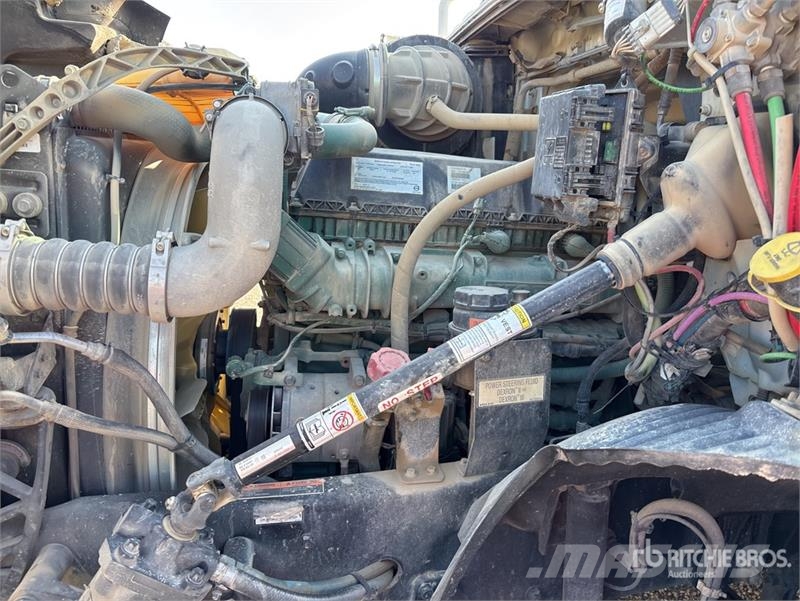 Volvo VNR300 6x2 T/A Day Cab Truck Tractor Trekkvogner