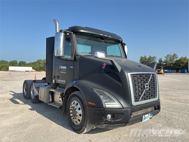 Volvo VNR300 6x2 T/A Day Cab Truck Tractor Trekkvogner