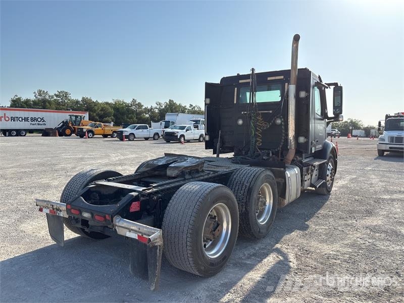 Volvo VNR300 6x2 T/A Day Cab Truck Tractor Trekkvogner