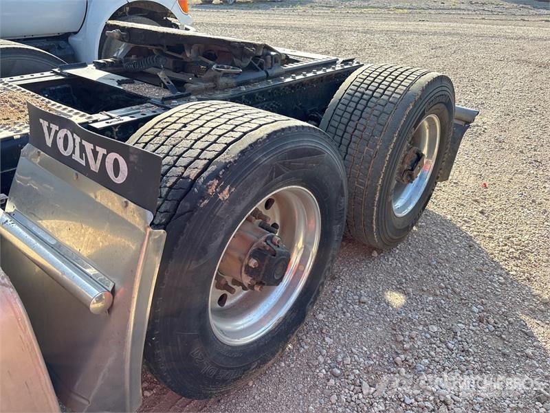 Volvo VNR300 6x2 T/A Day Cab Truck Tractor Trekkvogner