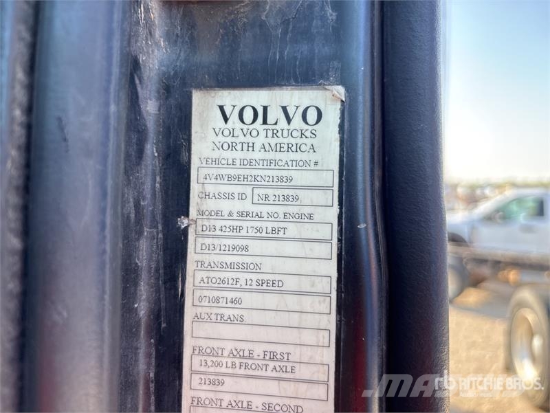 Volvo VNR300 6x2 T/A Day Cab Truck Tractor Trekkvogner