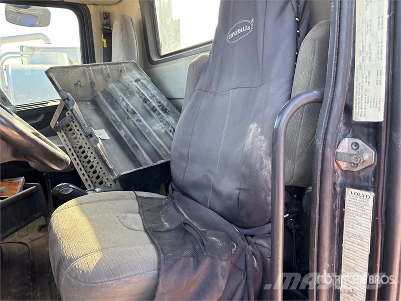 Volvo VNR300 6x2 T/A Day Cab Truck Tractor Trekkvogner