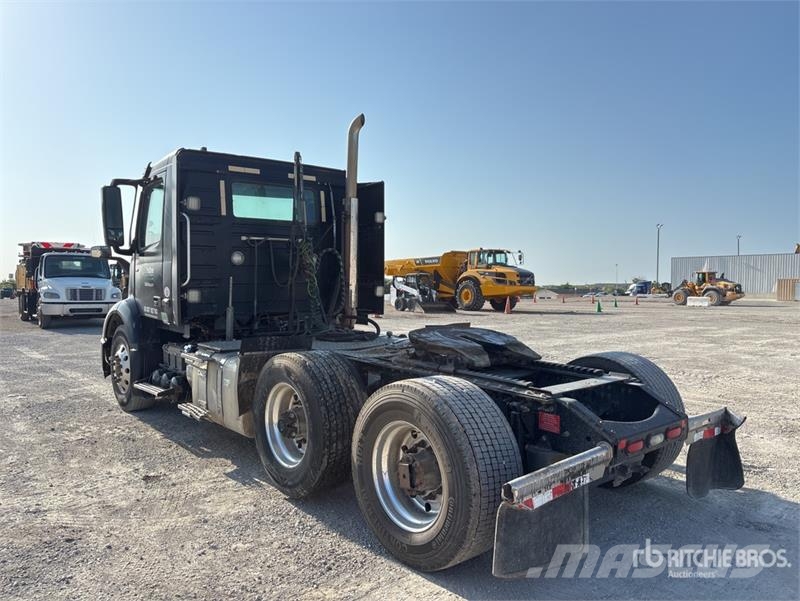 Volvo VNR300 6x2 T/A Day Cab Truck Tractor Trekkvogner