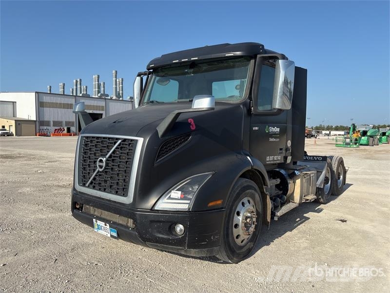 Volvo VNR300 6x2 T/A Day Cab Truck Tractor Trekkvogner