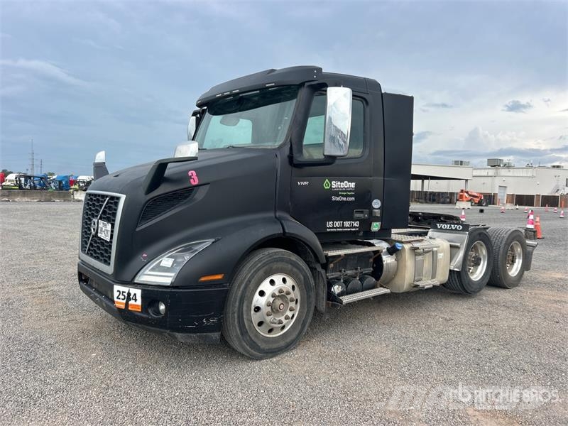 Volvo VNR300 6x2 T/A Day Cab Truck Tractor Ťahače