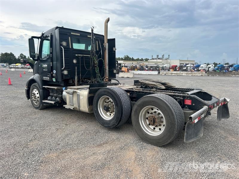 Volvo VNR300 6x2 T/A Day Cab Truck Tractor Ťahače