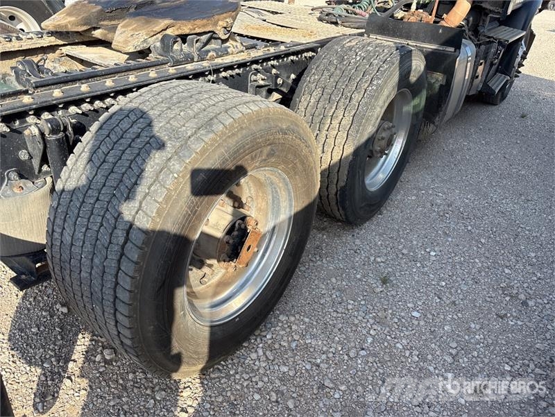 Volvo VNR300 6x2 T/A Day Cab Truck Tractor Trekkvogner