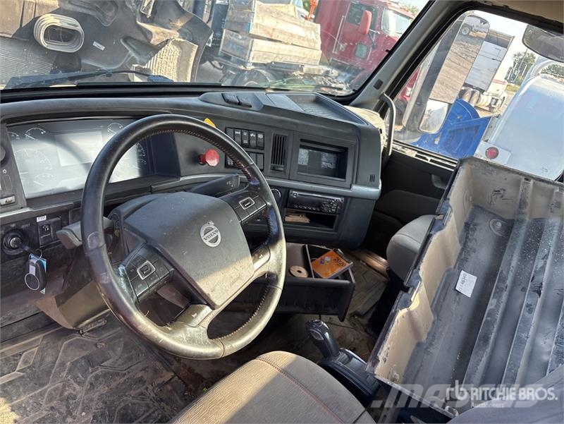 Volvo VNR300 6x2 T/A Day Cab Truck Tractor Trekkvogner