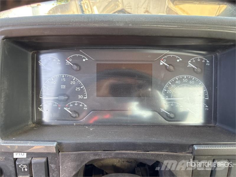 Volvo VNR300 6x2 T/A Day Cab Truck Tractor Trekkvogner