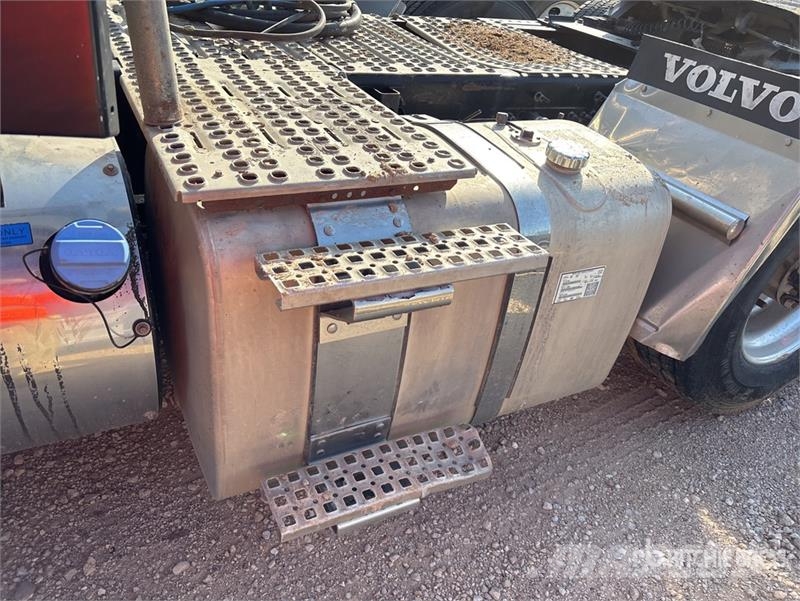 Volvo VNR300 6x2 T/A Day Cab Truck Tractor Trekkvogner