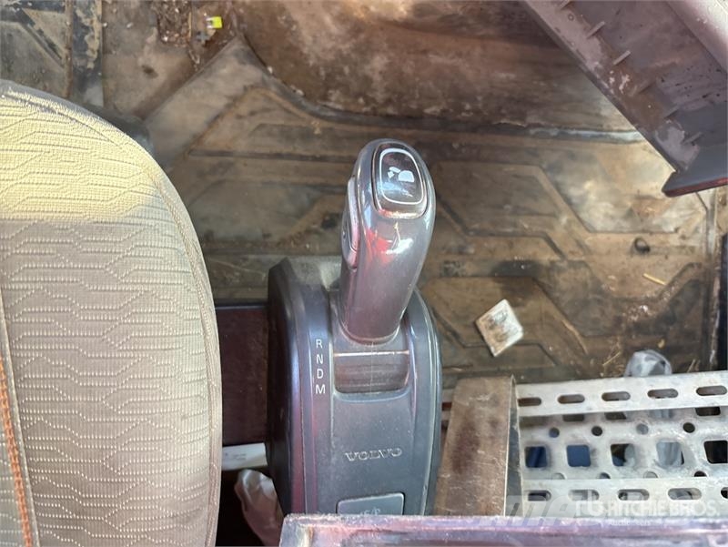 Volvo VNR300 6x2 T/A Day Cab Truck Tractor Trekkvogner