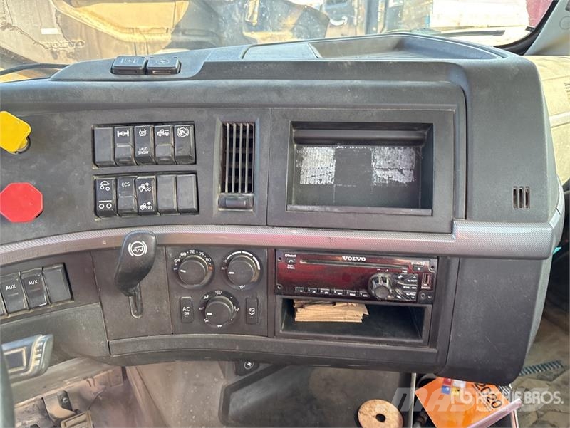 Volvo VNR300 6x2 T/A Day Cab Truck Tractor Trekkvogner