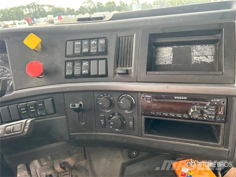 Volvo VNR300 6x2 T/A Day Cab Truck Tractor Ťahače