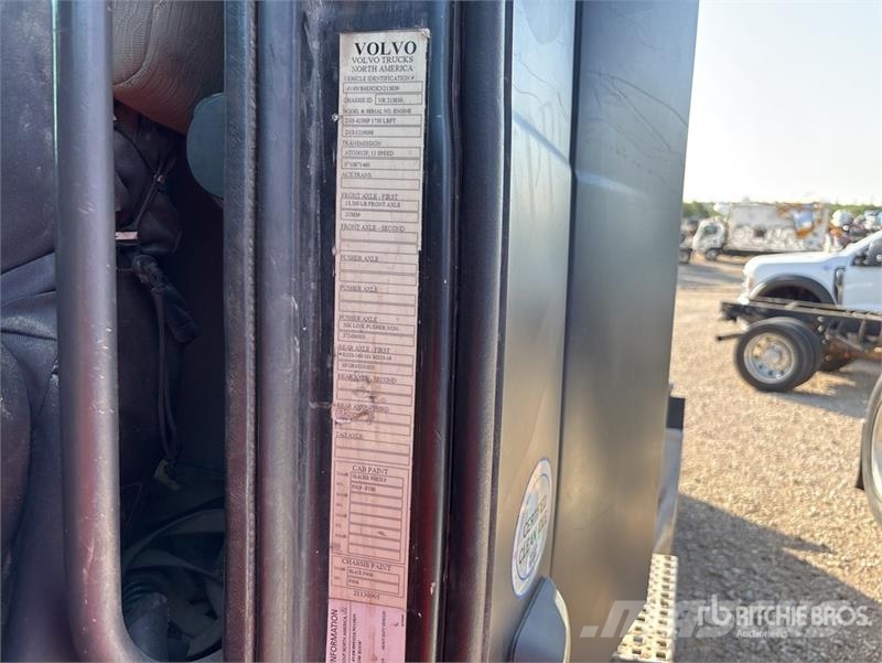 Volvo VNR300 6x2 T/A Day Cab Truck Tractor Trekkvogner